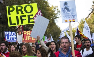 Em 2014, aproximadamente 1 milhão de pessoas foram às ruas para protestar contra o aborto na Espanha. (Foto: Sergio Pérez / Reuters)