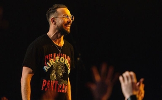 Carl Lentz é pastor da igreja Hillsong em Nova York, frequentada por nomes como Justin Bieber e Selena Gomez. (Foto: Reprodução/Facebook)