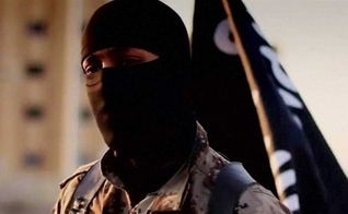 Homem mascarado em vídeo divulgado por militantes do Estado Islâmico em 2014. (Foto: Reuters/FBI)