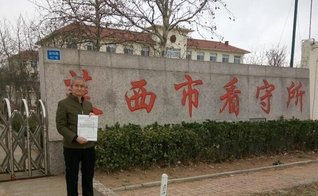 Pastor Zhou Dixian mostra o certificado de libertação após sair de um centro de detenção chinês. (Foto: Reprodução/ChinaAid)