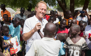 Jerome Flynn encontra crianças marcadas pela brutal guerra civil do Sudão do Sul. (Foto: Reprodução/World Vision)