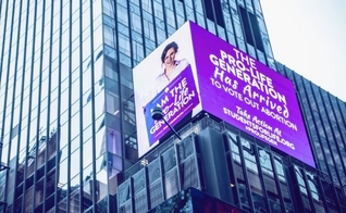 Outdoor luminoso é exibido na Times Square, em Manhattan, com mensagens pró-vida. (Foto: Reprodução/SFLA)