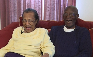 Willie, 100 anos e Daniel, 103 anos, celebram 82 anos de casados. (Foto: Reprodução/WCNC)
