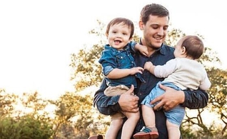 Will Vining com seus filhos. (Foto: Reprodução/Facebook)