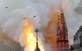 Chamas consomem a Catedral de Notre-Dame, em Paris, em 15 de abril de 2019. (Francois Guillot / AFP / Getty Images)