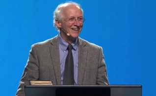 John Piper prega na Conferência The Gospel Coalition, realizada em abril de 2019. (Foto: Reprodução/TGC)