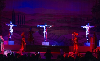 Cena da crucificação de Jesus Cristo no musical “Sua Vida”. (Foto: Reprodução/Facebook)