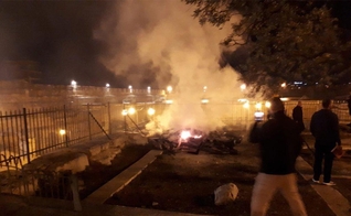 Uma das estruturas do Monte do Templo, em Jerusalém, foi tomada por chamas. (Foto: Reprodução/Twitter)