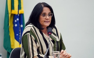 Ministra Damares Alves durante audiência da comissão de defesa dos direitos da mulher. (Foto: Pablo Valadares/Câmara dos Deputados)