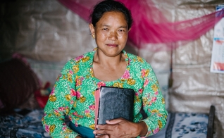 Hasmita e sua Bíblia: Vida nova com Jesus. (Foto: Reprodução/TTI)