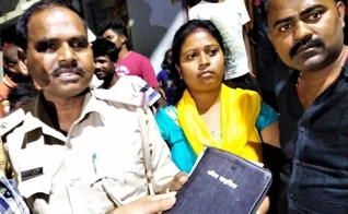 Os aldeões entregam a Bíblia à polícia em Lalpur como evidência contra os cristãos de Jharkhand, na Índia. (Foto: Reprodução/Star Morning News)