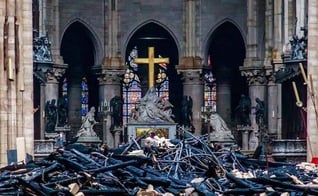 Vista do interior da Catedral de Notre-Dame, em Paris, após incêndio. (Foto: EPA, via ANSA)