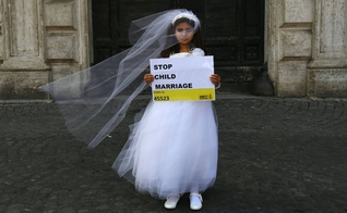 Campanha da Anistia Internacional contra o casamento infantil, em 2016. (Foto: Getty Images)