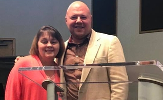 Misty Burdette ao lado de seu pastor, Brad Smith, na Igreja Assembleia de Deus. (Foto: Reprodução/Facebook)