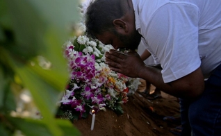 Homem chora em funeral no Sri Lanka. (Foto: Reprodução/VN)