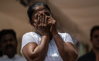 Mulher chora durante funeral de uma das vítimas do ataque do domingo de Páscoa no Sri Lanka. (Foto: Getty Images/Carl Court)