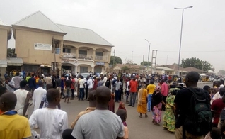 Multidão assistia à marcha dos Boys Brigade no Dia de Páscoa, em Gombe, Nigéria. (Foto: Reprodução/The Herald)