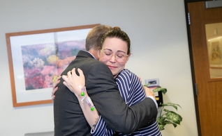 O doador de fígado, Damian Delaney, e a destinatária, Breana Shaw, se encontram pela primeira vez no Hospital Keck, em Los Angeles. (Foto: Ricardo Carrasco III/Keck Medici/TNS)