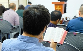 Cristãos chineses leem a Bíblia em uma igreja em Nairóbi. (Foto: Reprodução/CNN)