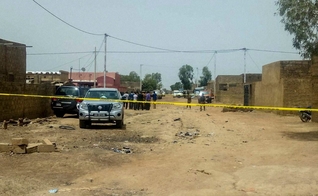 Preservação de cena do crime ocorrido em igreja evangélica em Burkina Faso. (Foto: Reprodução/IstoÉ)