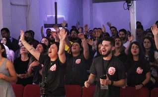 Jovens participam do IDE 2019 na AD Missão, em Toronto. (Foto: Reprodução/MGD)