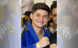 Jovem se enforca com faixa do uniforme de jiu-jitsu do pai. (Foto: Reprodução)
