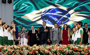 Presidente Bolsonaro ouve a execução do Hino Nacional na abertura oficial do 37º Gideões Missionários. (Foto: Alan Santos/PR)