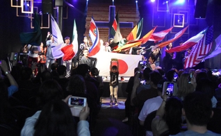 Momento de oração em conferência na Igreja Apostólica Restaurando Nações, no Japão. (Foto: IARN Japan)