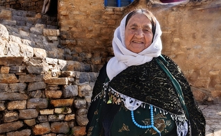 Imagem ilustrativa de mulher idosa de origem curda, no Oriente Médio. (Foto: Behnam Safarzadeh)
