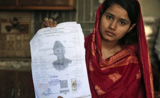 Mahek Liaqat foi traficada para a China, mas conseguiu escapar (Foto: K.M. Chaudary/AP)