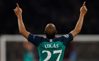 Lucas Moura comemora um de seus gols em partida da Liga dos Campeões. (Foto: Reprodução/Instagram)