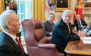 Presidente americano Donald Trump em reunião com o vice-primeiro ministro chinês Liu He na Casa Branca. (Foto: Casa Branca/Shealah Craighead)