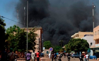 Igreja foi incendiada após ataque que matou 6 fiéis em Burkina Faso. (Foto: Reprodução/Twitter)