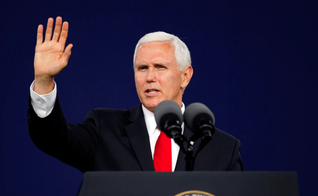 Vice-presidente dos EUA, Mike Pence, acena para o público no final de seu discurso na Liberty University. (Foto: Jonathan Drake/Reuters)