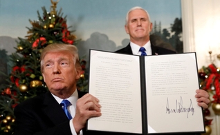 Presidente dos EUA, Donald Trump, com a proclamação da transferência de sua embaixada para Jerusalém, em dezembro de 2017. (Foto: Kevin Lamarque/Reuters)