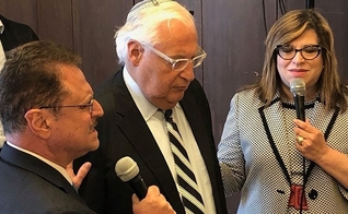 Embaixador dos EUA em Israel David Friedman (centro) ao lado do pastor Mario Bramnick (canto inferior esquerdo), presidente da Coalizão Latina para Israel. (Foto: Reprodução/JNS)