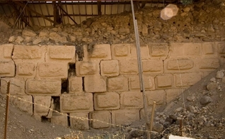 Muro quebrado pelo terremoto no castelo das Cruzadas encontrado em Tell Ateret, que foi construído inteiramente perto da fenda do Mar Morto. (Foto: Reprodução/Haaretz)