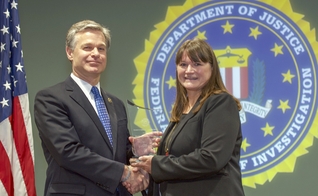 Kay Bennett (à direita) recebeu o Prêmio de Liderança Comunitária 2018 do diretor do FBI, Christopher Wray. (Foto: FBI)