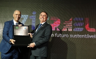 Jair Bolsonaro recebe placa em homenagem aos 71 anos da criação do Estado de Israel das mãos do embaixador Yossi Shelley. (Foto: Reprodução/Twitter)