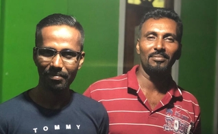 Arasaratnam Verl à direita, com seu irmão, Nithan, à esquerda. (Foto: Portas Abertas)