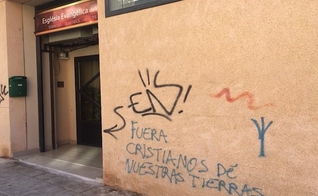 Fachada da igreja evangélica vandalizada. (Foto: Reprodução/Facebook)