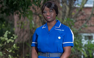A enfermeira Sarah Kuteh foi demitida do hospital Darent Valley, na Inglaterra. (Foto: David Mchugh/Brighton Pictures)