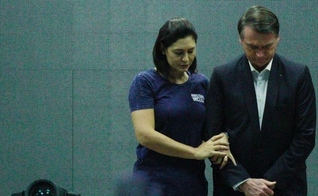Presidente Jair Bolsonaro e sua esposa, Michelle, na igreja Batista Atitude. (Foto: Jose Lucena/Futura Press/Estadão Conteúdo)
