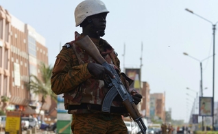 Gendarme de Burkina Faso do lado de fora do hotel Splendid, após um ataque em Ouagadougou, em 16 de janeiro de 2016. (Foto: Issouf Sanogo/AFP)