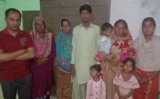 Zeeshan Masih, da BPCA (à esquerda), posa com membros da família Masih no distrito de Arif Wala Tehsil, na província de Punjab, no Paquistão, em maio de 2019. (Foto: Reprodução/BPCA)