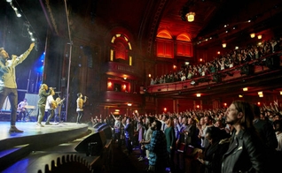 A Hillsong Church London possui quatro cultos, com a participação de 8.000 pessoas, todos os domingos no Dominion Theatre. (Foto: Reprodução/Hillsong Church London)