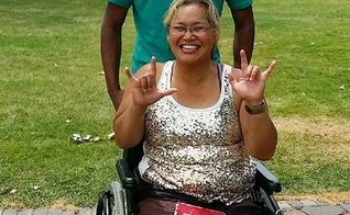 Dorice Russell, que é parcialmente surda, diz 'eu te amo' na linguagem de sinais. (Foto: Reprodução/Facebook)