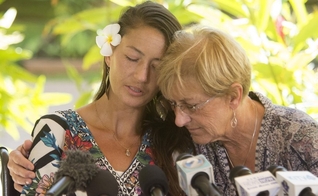 Amanda Eller, ao lado de sua mãe Julia Eller, antes de uma entrevista coletiva sobre seu resgate. (Foto: Craig T. Kojima/Honolulu Star)