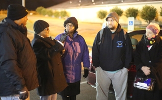 Valerie Carter Smith (segunda à esquerda) orienta voluntários do ministério antes de ministrar prostitutas em Richmond. (Foto: Pam Henderson/WMU)