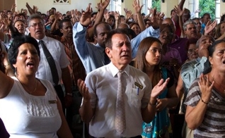 Evangélicos participam de culto em Cuba. (Foto: Jose Goitia/The New York Times)